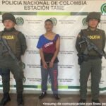 En la fotografía se observa al capturado junto a dos uniformados de la Policía Nacional. En la parte posterior se visualiza el banner que identifica a la Policía Nacional en Tame (Arauca)