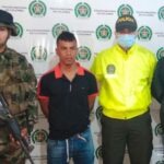 En la foto aparece de pie y con los brazos atrás, Norvey Gutiérrez Ladino, alias ‘Frank’. Viste camisa de manga corta negra con ribetes color naranja y jean azul. A su lado derecho hay un uniformado del Ejército y a su derecha hay un uniformado de la Policía y del CTI de la Fiscalía. Detrás de ellos hay un pendón institucional de la Policía.