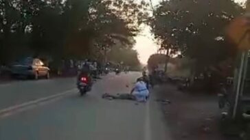 Adulto intentó cruzar la carretera y lo arrolló una moto