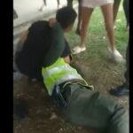 Agreden a policía por intentar asistir a pelea en Cali