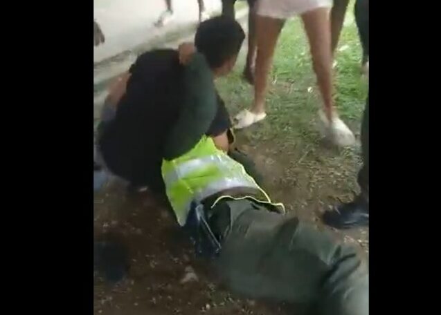 Agreden a policía por intentar asistir a pelea en Cali