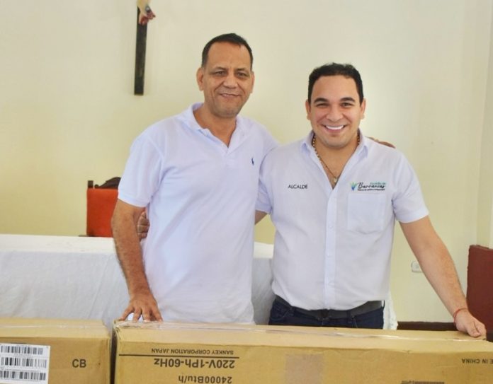 El presbítero José Luis Redondo Silvera recibiendo los aires de manos del alcalde de Barrancas, Iván Mauricio Soto Balan.