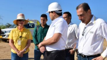 El alcalde de Barrancas Iván Mauricio Soto y la presidenta de la compañía minera Claudia Bejarano inspeccionaron las obras que se realizan en la comunidad de Las Casitas.