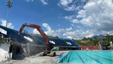 Avanza demolición de gradas del complejo acuático de la Villa Olímpica de Pereira