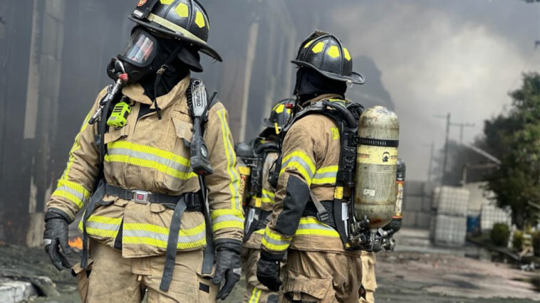 Bomberos Bogotá apoya con 50 unidades extinción de incendio en salida por la 80