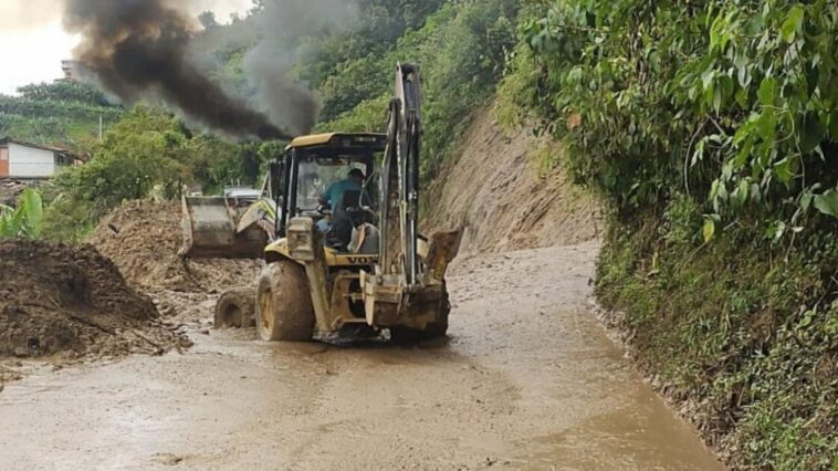 Con maquinaria amarilla habilitaron el paso al Norte de Caldas