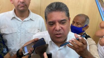 Instantes cuando Carlos Hernán Rodríguez Becerra entregaba declaraciones a los periodistas de La Guajira.