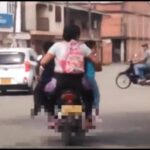Cuatro en una moto de 'señora' y la parrilla llevaban dos niños: "uno de cada lado", en Jamundí
