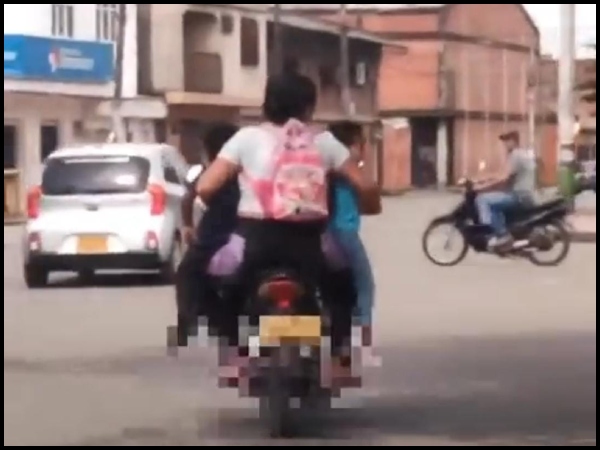 Cuatro en una moto de 'señora' y la parrilla llevaban dos niños: "uno de cada lado", en Jamundí