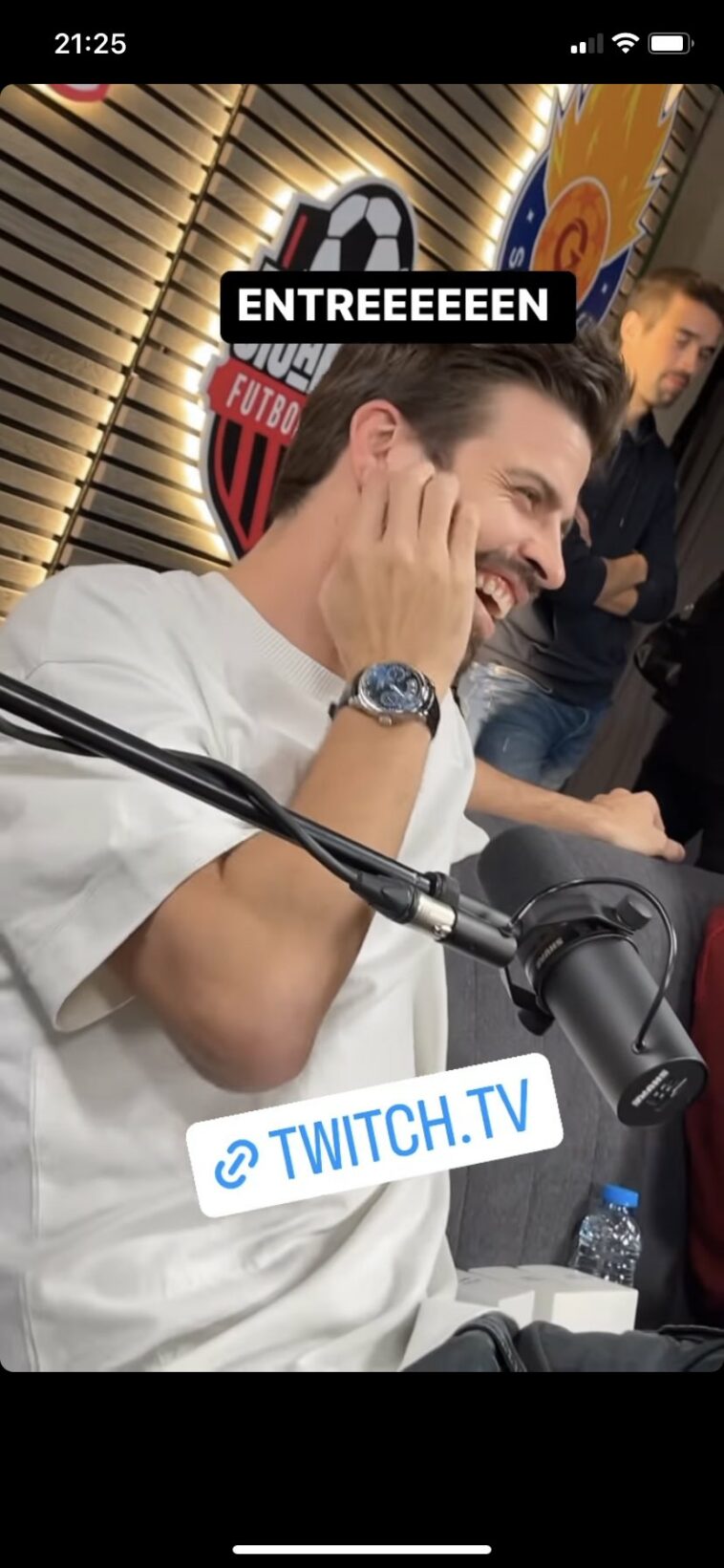 Piqué se mostró con un Casio durante el stream (Twitter: @martaavem)