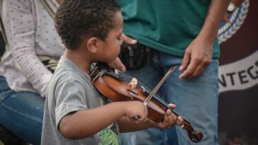 Donan varios instrumentos musicales para la Casa de la Cultura de Providencia