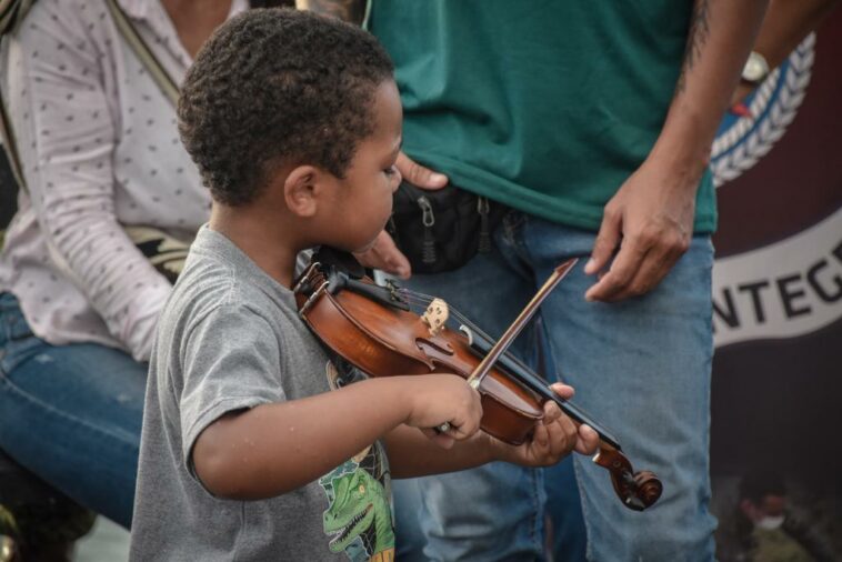 Donan varios instrumentos musicales para la Casa de la Cultura de Providencia