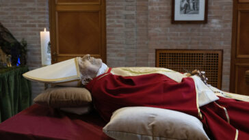 El Vaticano publica las primeras imágenes de los restos mortales de Benedicto XVI