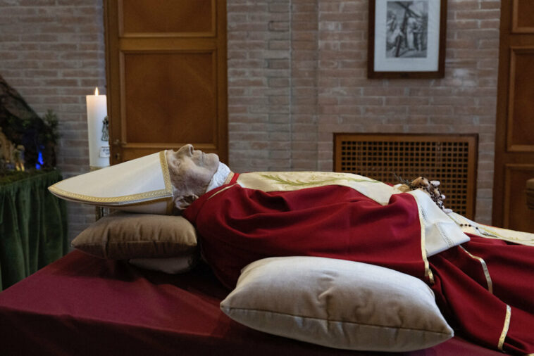 El Vaticano publica las primeras imágenes de los restos mortales de Benedicto XVI