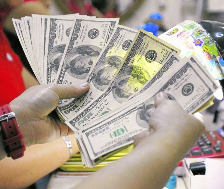 El dólar en Colombia, en picada: se negocia por menos de 4.700 pesos