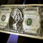 El dólar estuvo muy volátil este jueves y cerró, otra vez, a la baja