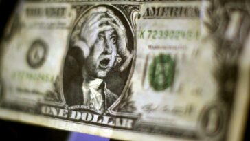 El dólar estuvo muy volátil este jueves y cerró, otra vez, a la baja