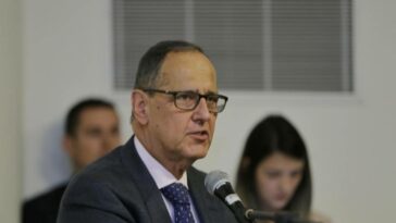 Exministro Restrepo pide al Gobierno que publique las reformas antes de "salir a las calles"