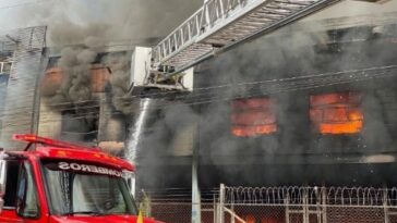 Fuerte incendio consume fábrica de colchones en vía Bogotá – Siberia.