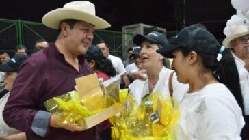 Gobernador del Huila entrega obras en los municipios de Gigante y Suaza.