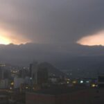 La nube negra que se posa sobre el volcán Nevado del Ruiz y que atemoriza