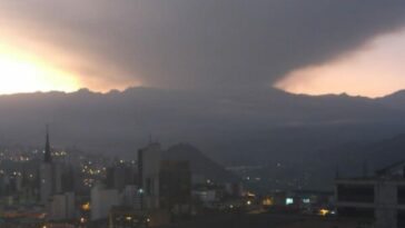 La nube negra que se posa sobre el volcán Nevado del Ruiz y que atemoriza