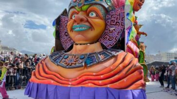 Me Voy Pa'l Sur, una carroza que representa de la travesía de turistas para llegar al Carnaval de Negros y Blancos