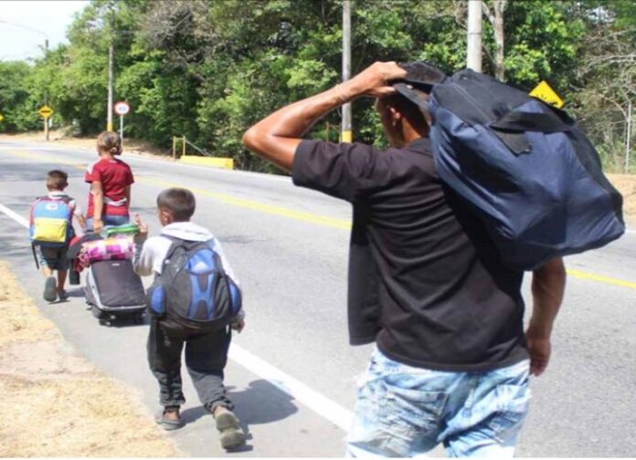 Migrantes se quejan por trabas para cupos escolares
