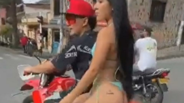 Mujer en vestido de baño pasea por Medellín en moto, sin casco y haciendo piques