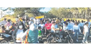 Padres de familia bloquearon vía por cambio de operador del Megacolegio Pompeyo