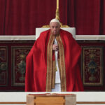 Papa Francisco le dio su último adiós a Benedicto XVI ante miles de fieles