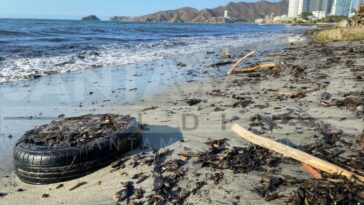 Playa Salguero sumergida en basuras