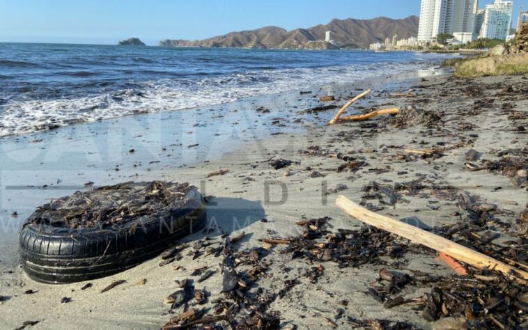 Playa Salguero sumergida en basuras