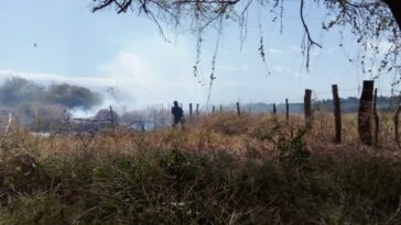 La quema en las cunetas en la vía que de Fonseca conduce al corregimiento de Conejo, podría estar generando incendios forestales.