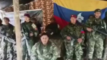 Revelan prueba de supervivencia de policía secuestrado en vía alterna de Cauca