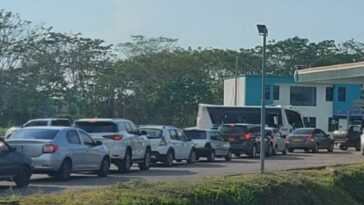 SOS en Barrancabermeja: interminables filas de carros por conseguir gasolina