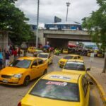 Taxistas evalúan ir a paro por alza en precios de la gasolina