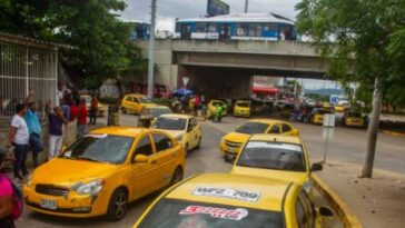 Taxistas evalúan ir a paro por alza en precios de la gasolina