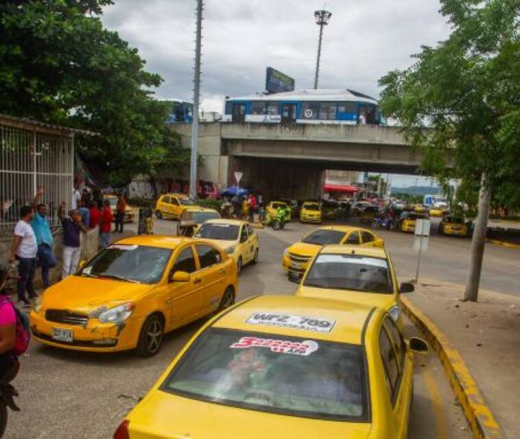 Taxistas evalúan ir a paro por alza en precios de la gasolina