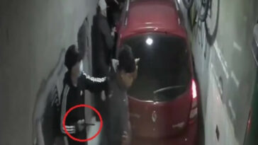 Tres delincuentes entraron a un garaje para robar el carro a un hombre y su hijo