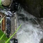 Un vehículo cayó a una cascada y dos personas perdieron la vida en la vía Manzanares – Petaqueros