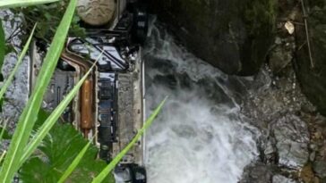 Un vehículo cayó a una cascada y dos personas perdieron la vida en la vía Manzanares – Petaqueros
