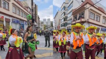 Un ‘Canto a la Tierra’ con reina a bordo: Fundación Killacinga en el desfile de colectivos coreográficos del Carnaval