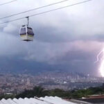 [VIDEO] Metrocable suspendido por fuerte lluvia y tormenta eléctrica