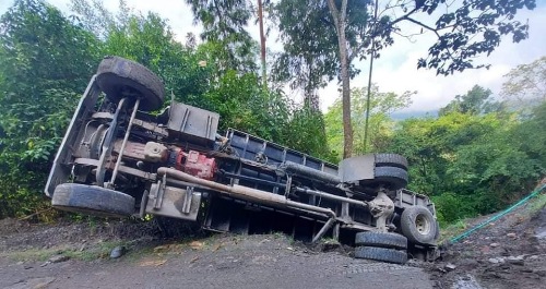 VOLCAMIENTO DE CAMIÓN EN UNA VEREDA DE VILLETA, CUNDINAMARCA.