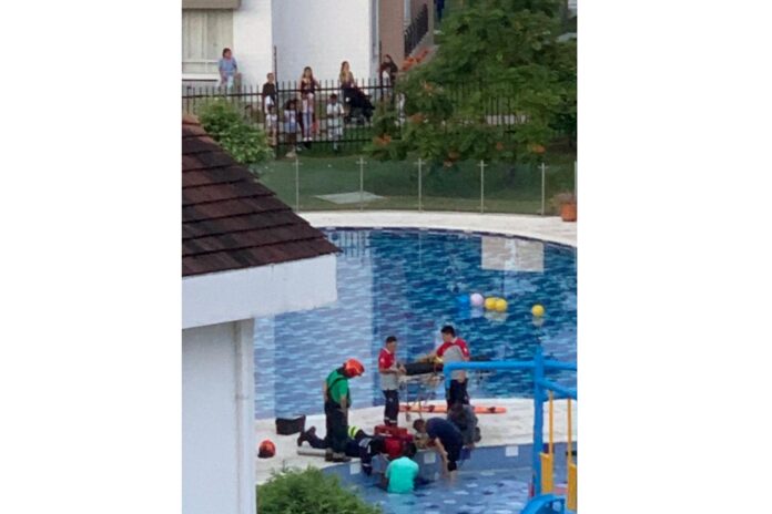 ¡Tenga cuidado! Menor quedó atrapada en la rejilla de una piscina