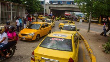 ¿Taxistas irán a paro por el alza en los precios de la gasolina?