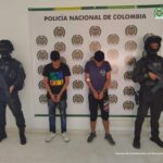 Se puede observar a dos miembros de la Policía GOES custodiando a los dos asegurados.