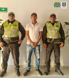 En la imagen aparece una persona detenida entre dos policías.