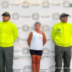 En la fotografía está la procesada con una blusa de color blanco. A su lado están dos uniformados de la Policía de Infancia y Adolescencia de Santa Marta.
